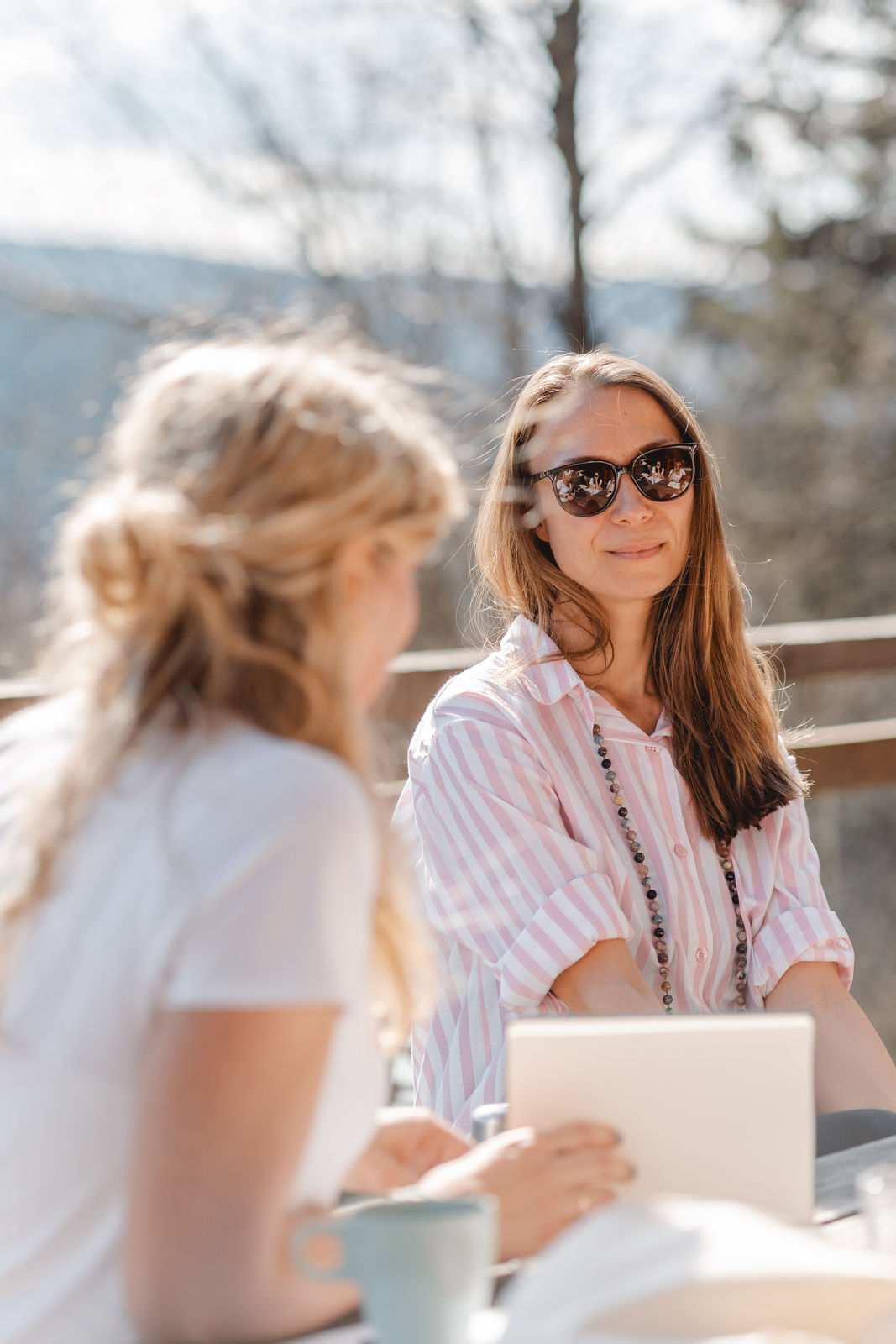 „Frau sitzt ruhig am Fenster und denkt über persönliche Veränderung, Selbstfürsorge und innere Klarheit im neuen Jahr nach.“