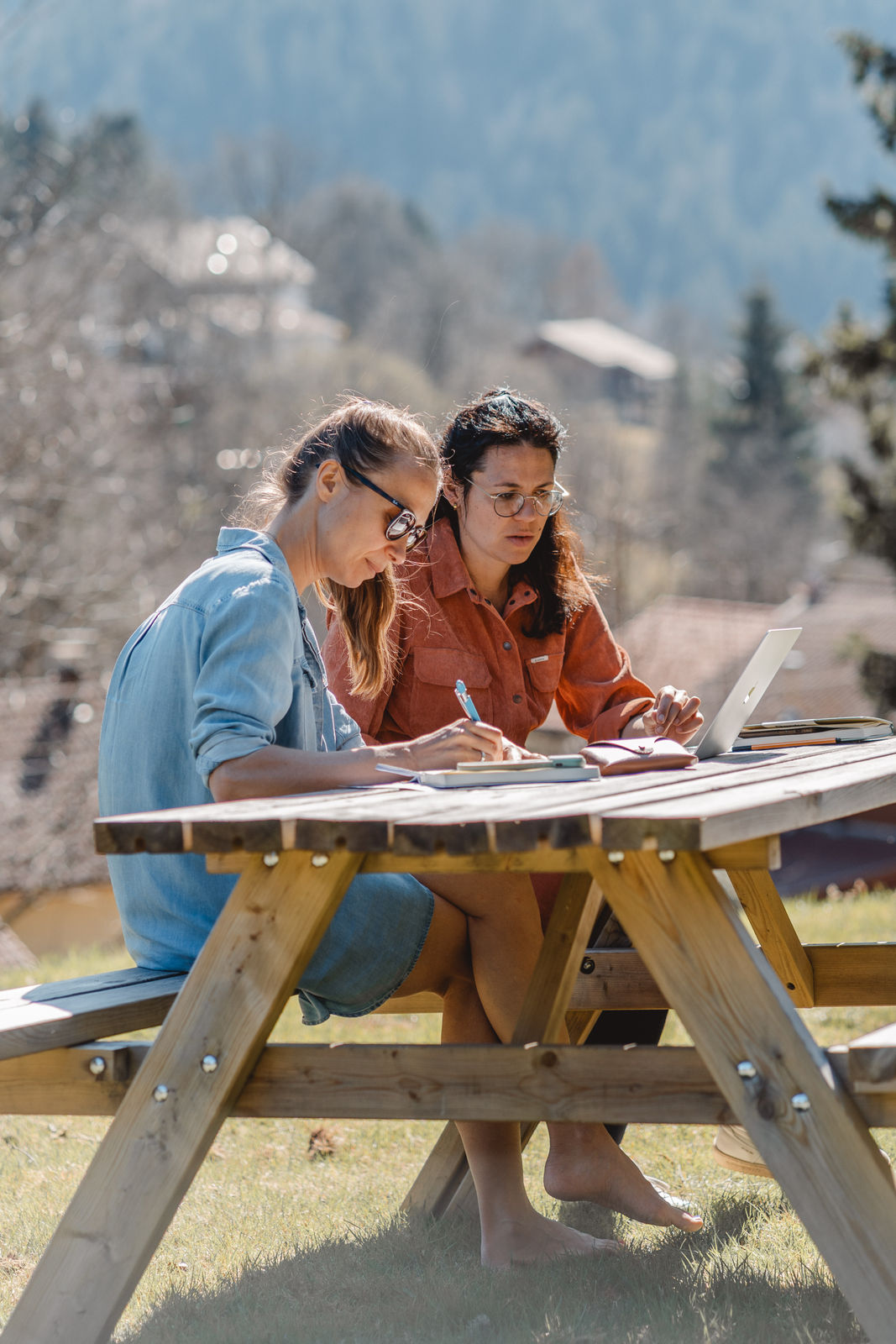 Frau sitzt ruhig am Fenster und reflektiert über Abgrenzung, eigene Bedürfnisse und persönliche Veränderung im Alltag