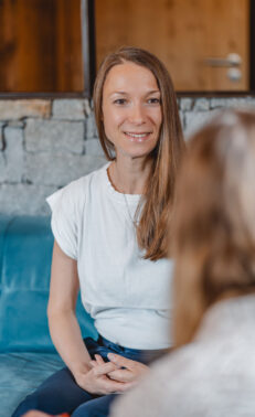 Elena Dorner im Coaching-Gespräch – Begleitung für Frauen, die mehr Selbstvertrauen, Ruhe und innere Stärke entwickeln möchten.