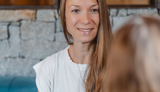 Elena Dorner im Coaching-Gespräch – Begleitung für Frauen, die mehr Selbstvertrauen, Ruhe und innere Stärke entwickeln möchten.