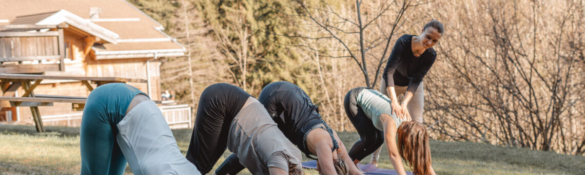 Elena Dorner begleitet Teilnehmerinnen in einer achtsamen Yogapraxis für Selbstliebe, innere Ruhe und Ausgleich.