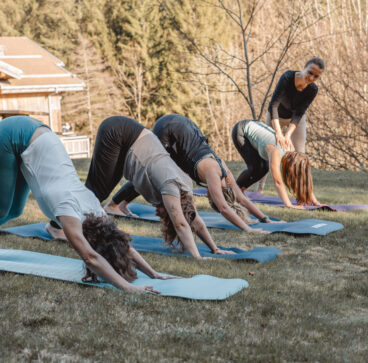 Elena Dorner begleitet Teilnehmerinnen in einer achtsamen Yogapraxis für Selbstliebe, innere Ruhe und Ausgleich.