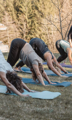 Elena Dorner begleitet Teilnehmerinnen in einer achtsamen Yogapraxis für Selbstliebe, innere Ruhe und Ausgleich.