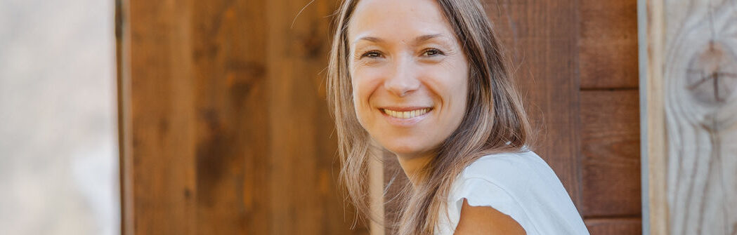 Elena Dorner begleitet Frauen mit Yoga und Coaching im Rhein-Main-Gebiet, in Frankfurt, der Rhön und online – für mehr Gelassenheit, Selbstvertrauen und innere Ruhe. Bedürfnisse erkennen Paarcoaching Frauencoaching Unzufrieden in der Beziehung Selbstliebe Selbstzweifel Selbstzweifel als Mama Selbstannahme