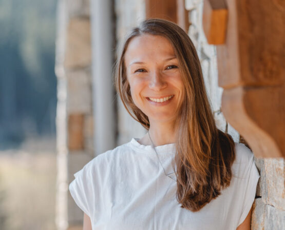 Elena Dorner – Yogalehrerin & Life Coach für Selbstliebe, Achtsamkeit und innere Balance. Bedürfnisse erkennen Paarcoaching Frauencoaching Unzufrieden in der Beziehung Selbstliebe Selbstzweifel Selbstzweifel als Mama Selbstannahme