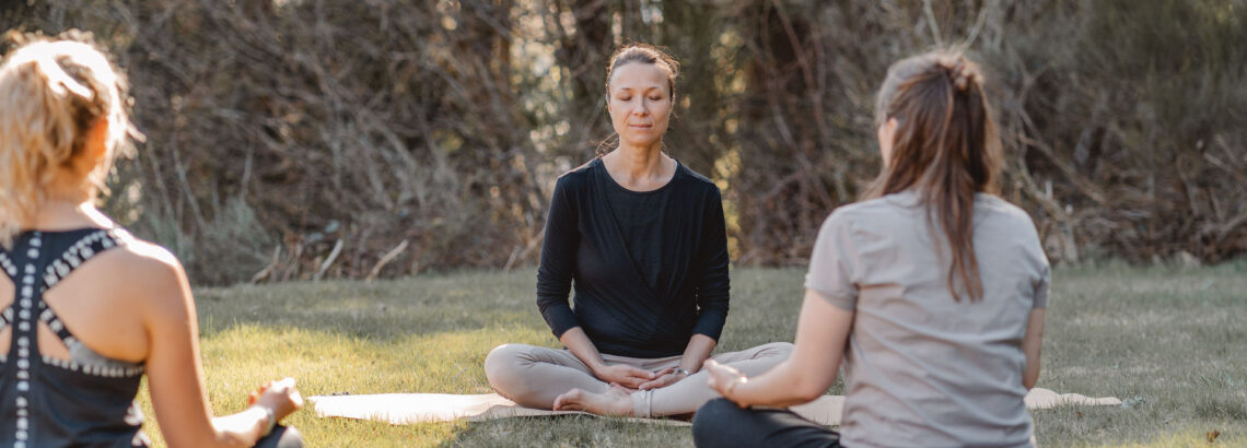 Yoga Retreat Yin Yoga Vinyasa Yoga Meditation Coaching für Frauen Burnoutvermeidung Stressreduktion Entpannung Ganzheiltiches Retreat Yoga Retreat Yoga Auszeit Yoga am Meer Yoga in den Bergen Yoga Bodensee Auszeit vom Alltag Burnout Prävention Mental Overload stoppen Meditation Entschleunigung im Alltag