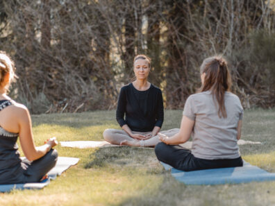 Yoga Retreat Yin Yoga Vinyasa Yoga Meditation Coaching für Frauen Burnoutvermeidung Stressreduktion Entpannung Ganzheiltiches Retreat Yoga Retreat Yoga Auszeit Yoga am Meer Yoga in den Bergen Yoga Bodensee Auszeit vom Alltag Burnout Prävention Mental Overload stoppen Meditation Entschleunigung im Alltag