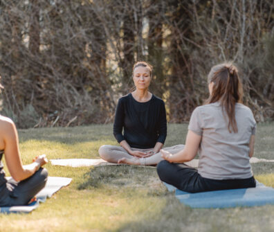 Yoga Retreat Yin Yoga Vinyasa Yoga Meditation Coaching für Frauen Burnoutvermeidung Stressreduktion Entpannung Ganzheiltiches Retreat Yoga Retreat Yoga Auszeit Yoga am Meer Yoga in den Bergen Yoga Bodensee Auszeit vom Alltag Burnout Prävention Mental Overload stoppen Meditation Entschleunigung im Alltag
