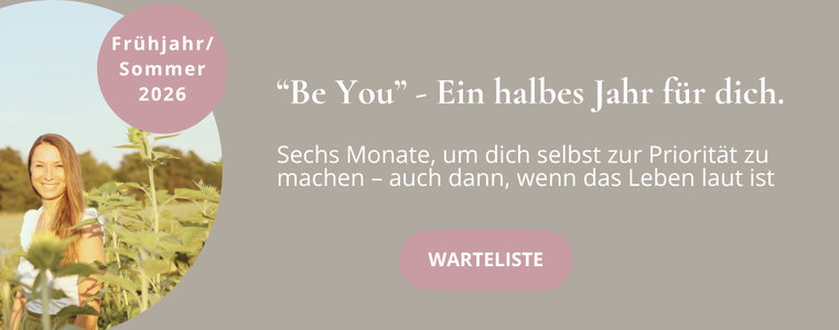 Frau findet Ruhe und Selbstvertrauen durch das 6-monatige Be You Mentoring – Online-Coaching für Frauen gegen Stress, Selbstzweifel und Erschöpfung.