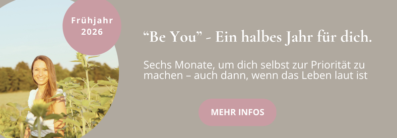 Frau findet Ruhe und Selbstvertrauen durch Meditation und Selbstreflexion – Blogartikel von Elena Federleicht Leben über Selbstliebe, innere Ruhe und Verbindung zu sich selbst.