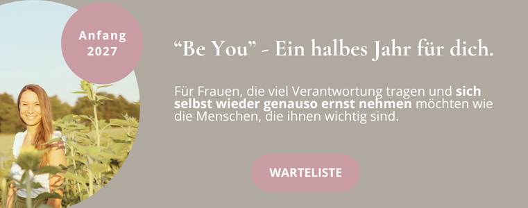 Elena Dorner von Federleicht Leben in einem Sonnenblumenfeld – Headerbild für das Online-Mentoring „Be You“