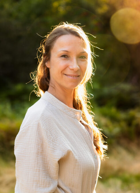 Elena Dorner, systemischer und Spiritual Life Coach, begleitet Frauen durch Reflexion, Bewusstseinsarbeit und praktische Coaching-Tools zu mehr Selbstvertrauen, Klarheit und emotionaler Stabilität.