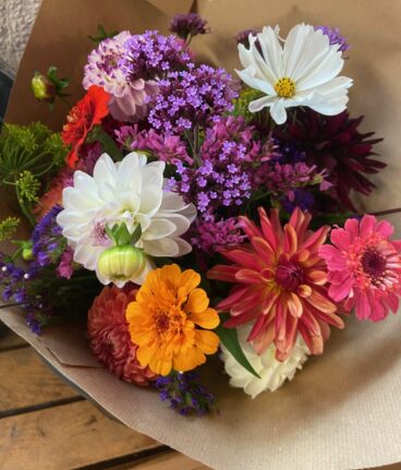 Bunte Sommerblumen auf einem Blumenfeld in Bad Homburg – Yoga Day Retreat mit Meditation, Breathwork und Blumenpflücken