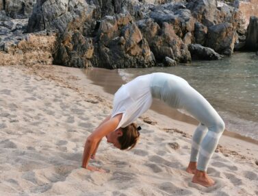 Strand Frau Yoga
