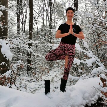 Yoga, Schnee, Wald