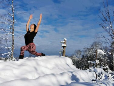 Yoga Frau Schnee