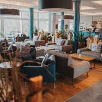 Gemütliche Hotellobby im Hofgut Georgenthal – einladender Ort für Entspannung und achtsame Momente.