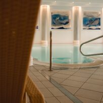 Elena leitet eine Yoga-Stunde im Hofgut Georgenthal – Yoga, Meditation und Coaching vereint für innere Ruhe.