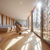 Blick auf einen ruhigen See mit sanften Farben – ein Ort zum Entspannen und Auftanken