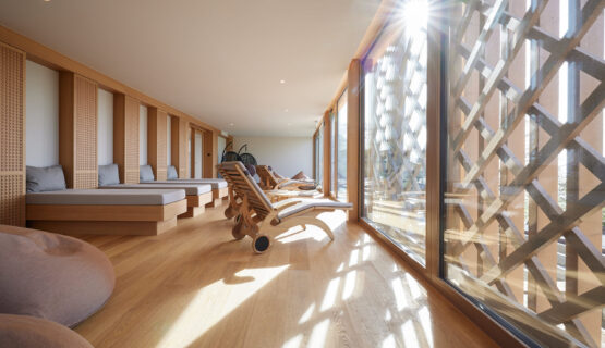 Blick auf einen ruhigen See mit sanften Farben – ein Ort zum Entspannen und Auftanken